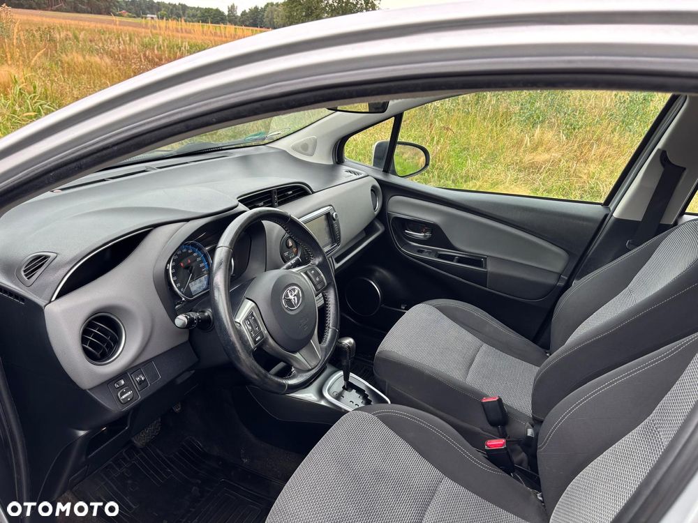 Toyota Yaris Hybrid 100 Sol - 22