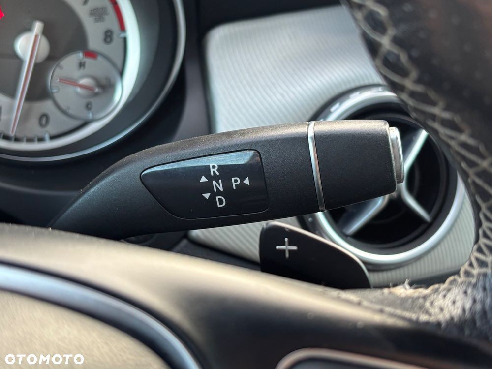 Mercedes-Benz GLA 250 4Matic 7G-DCT UrbanStyle Edition - 40