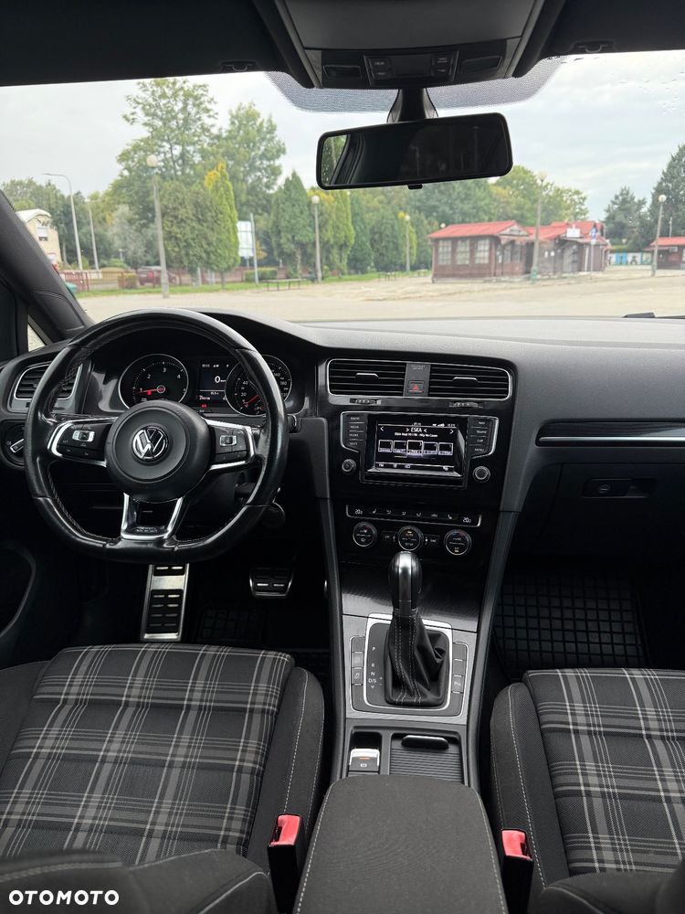 Volkswagen Golf - 6