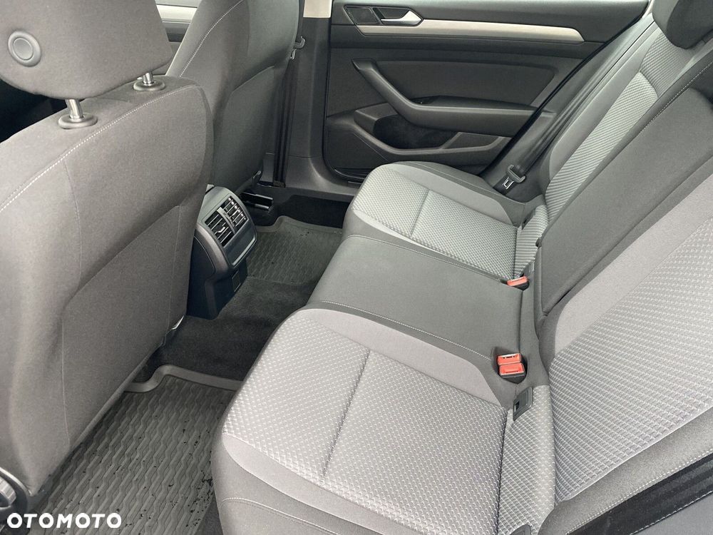 Volkswagen Passat - 11