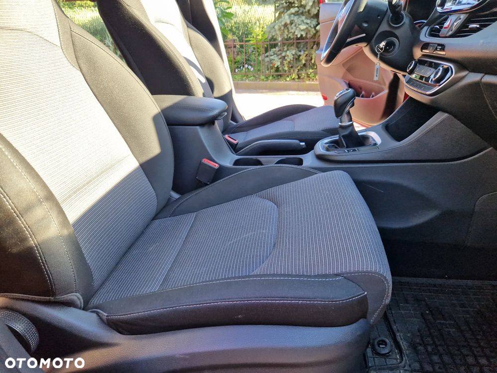 Hyundai i30 1.5 DPI Classic + - 23