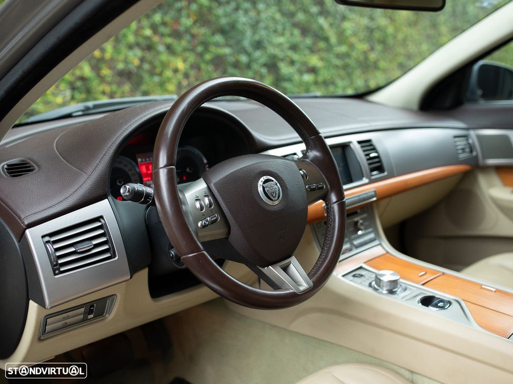 Jaguar XF 2.7 D V6 Luxury - 23