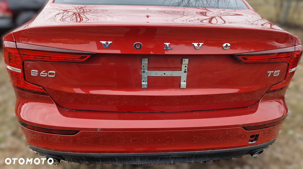 Zderzak tył Volvo S60 III Kolor 725-16 4x PDC