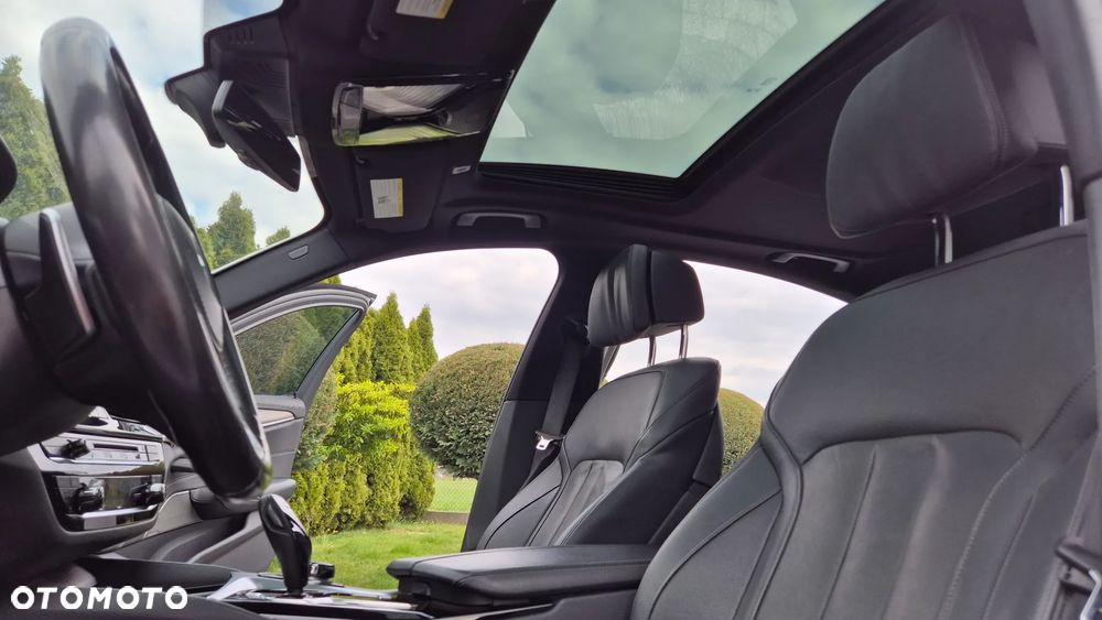 BMW Seria 5 M550i xDrive sport - 12