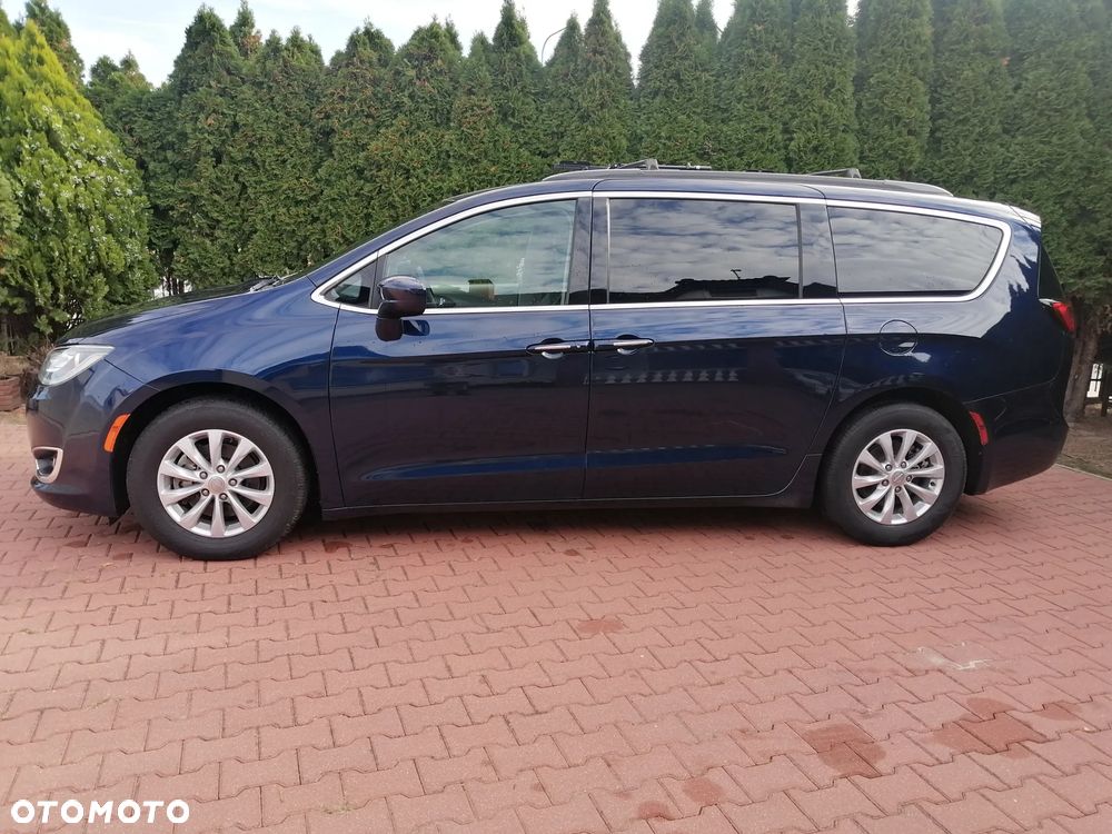 Chrysler Pacifica - 2