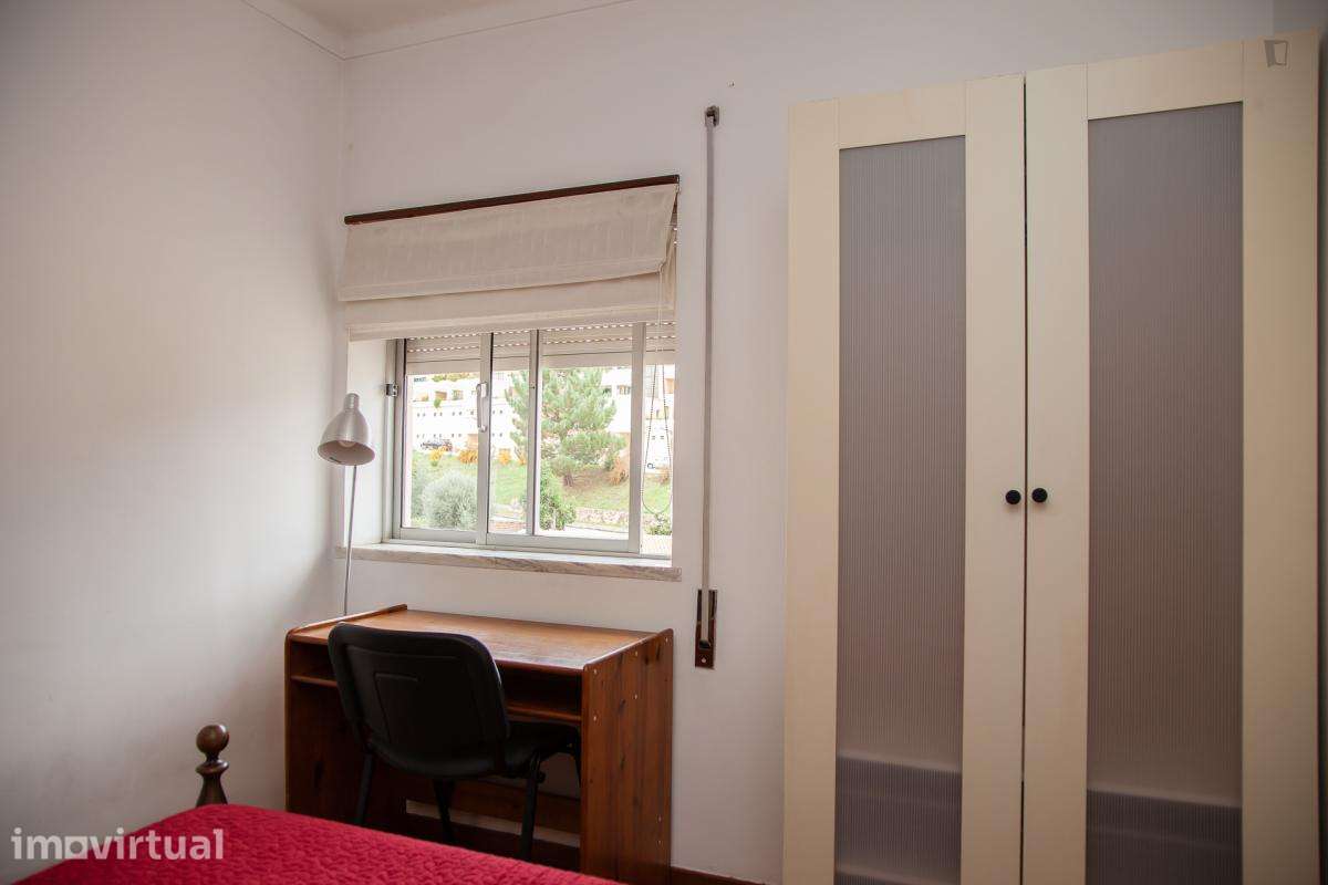 Quarto - localizado em Casal do Bispo Coimbra - Grande imagem: 2/17