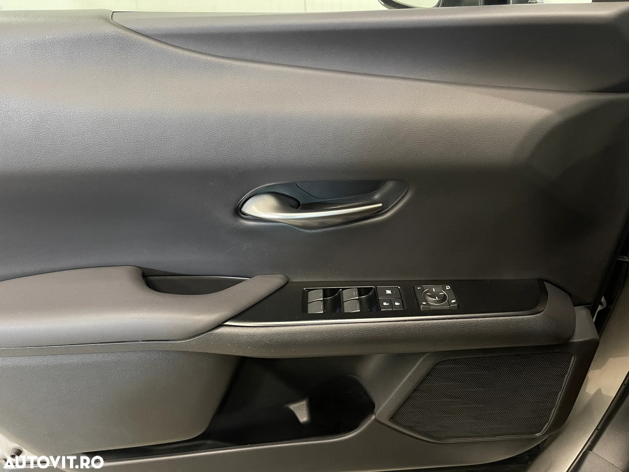 Lexus UX 250h 2.0L HEV 20H- (178 HP) 4X2 CVT Business - 24
