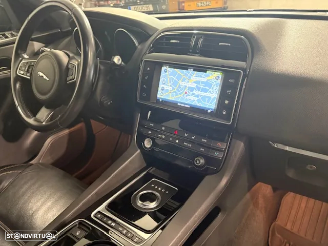 Jaguar F-Pace 20d AWD Aut. R-Sport - 32