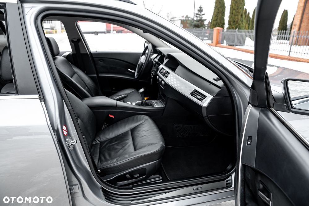 BMW Seria 5 525i Touring - 23