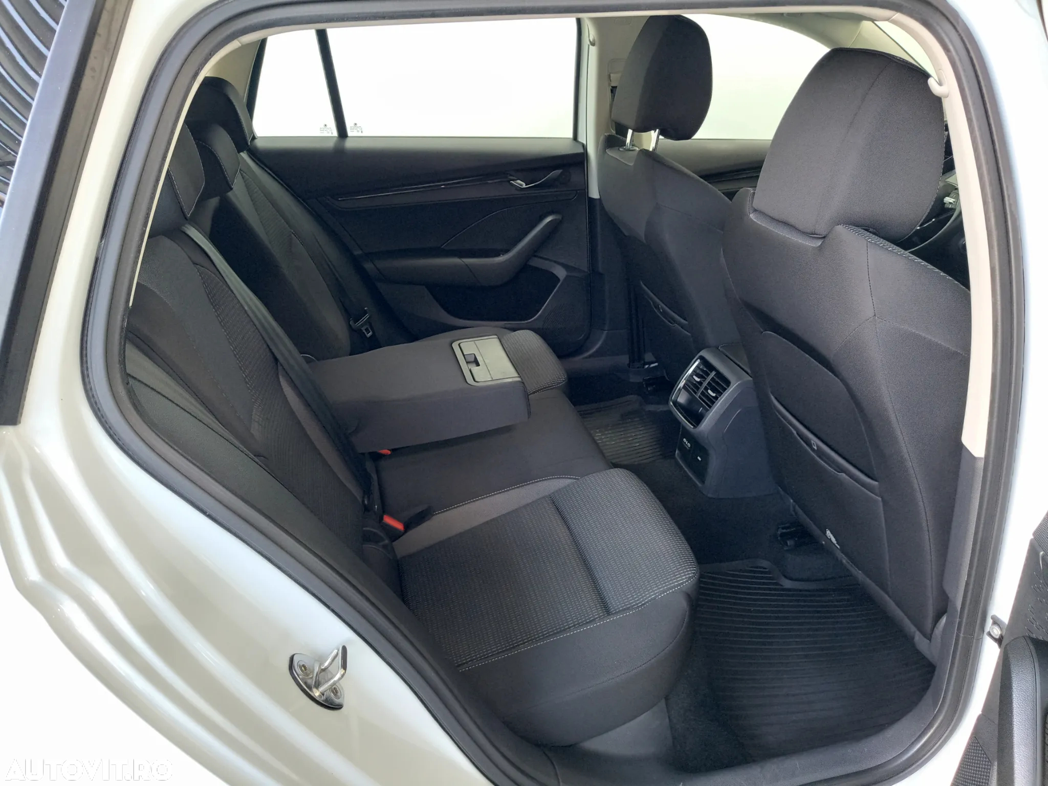 Skoda Octavia Combi 2.0 TDI DSG Ambition - 26