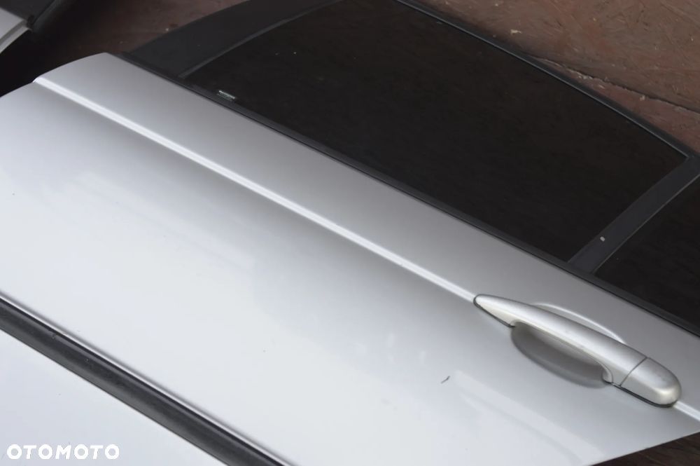 BMW E46 SEDAN ORYGINALNE KOMPLETNE DRZWI TYŁ LEWE / PRAWE W KOLORZE TITANSILBER 354/7 O NR.  41 52 7 034 153 / 41 52 8 240 075 /  41 52 7 034 154 / 41 52 8 240 076 OEM W DOBRYM STANIE - 15