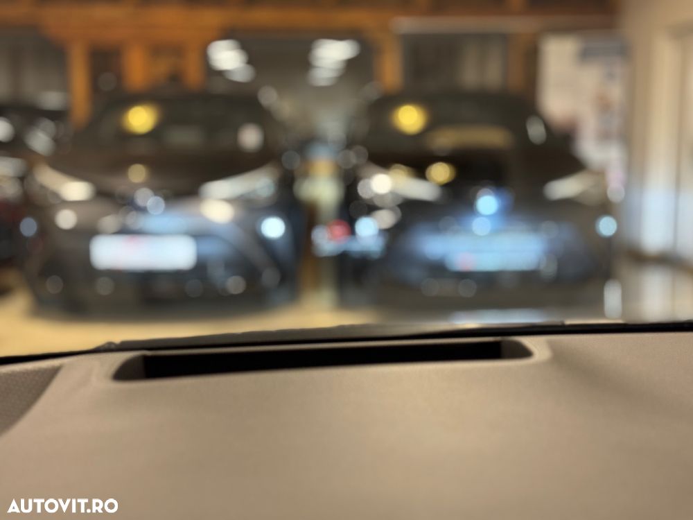 Toyota Corolla 2.0 HSD Exclusive Plus GR Sport Bi-Tone - 22