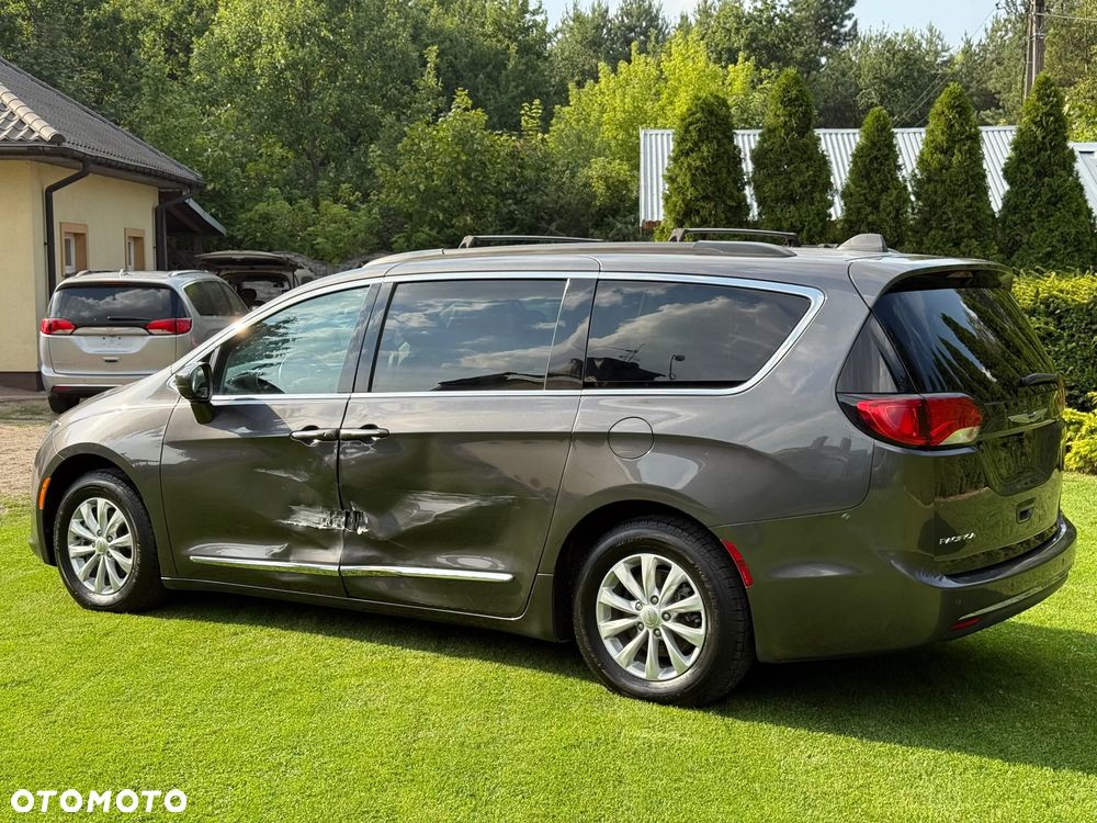 Chrysler Pacifica - 10