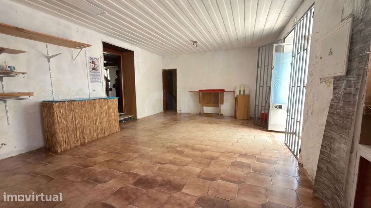 Prédio no centro da Golegã com potencial para habitação - Grande imagem: 2/14