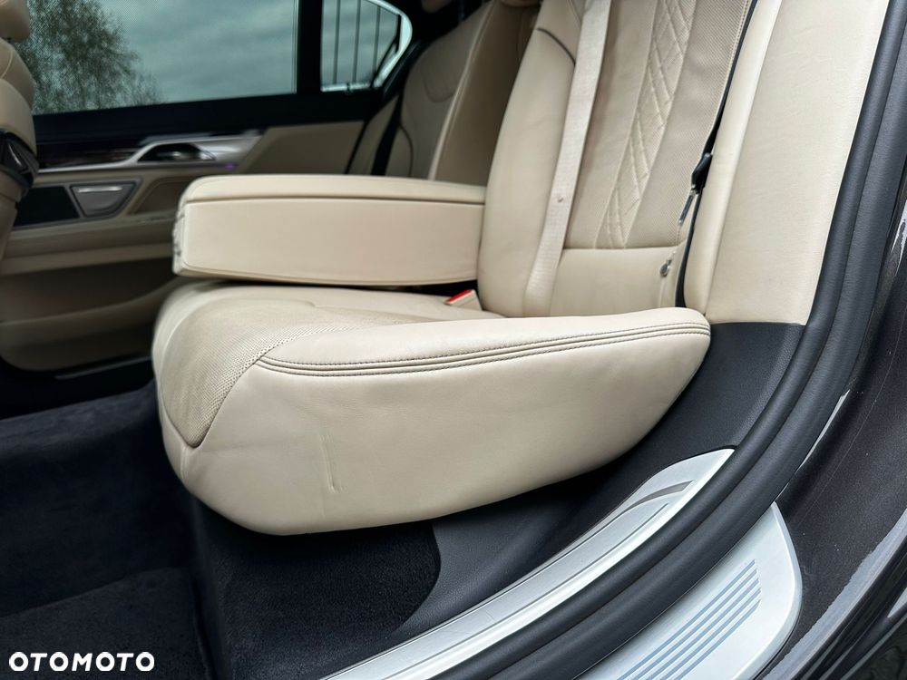 BMW Seria 7 750Li xDrive - 39