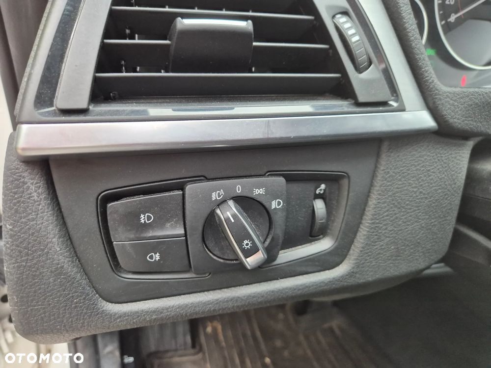 BMW Seria 3 335i xDrive Sport Line - 28