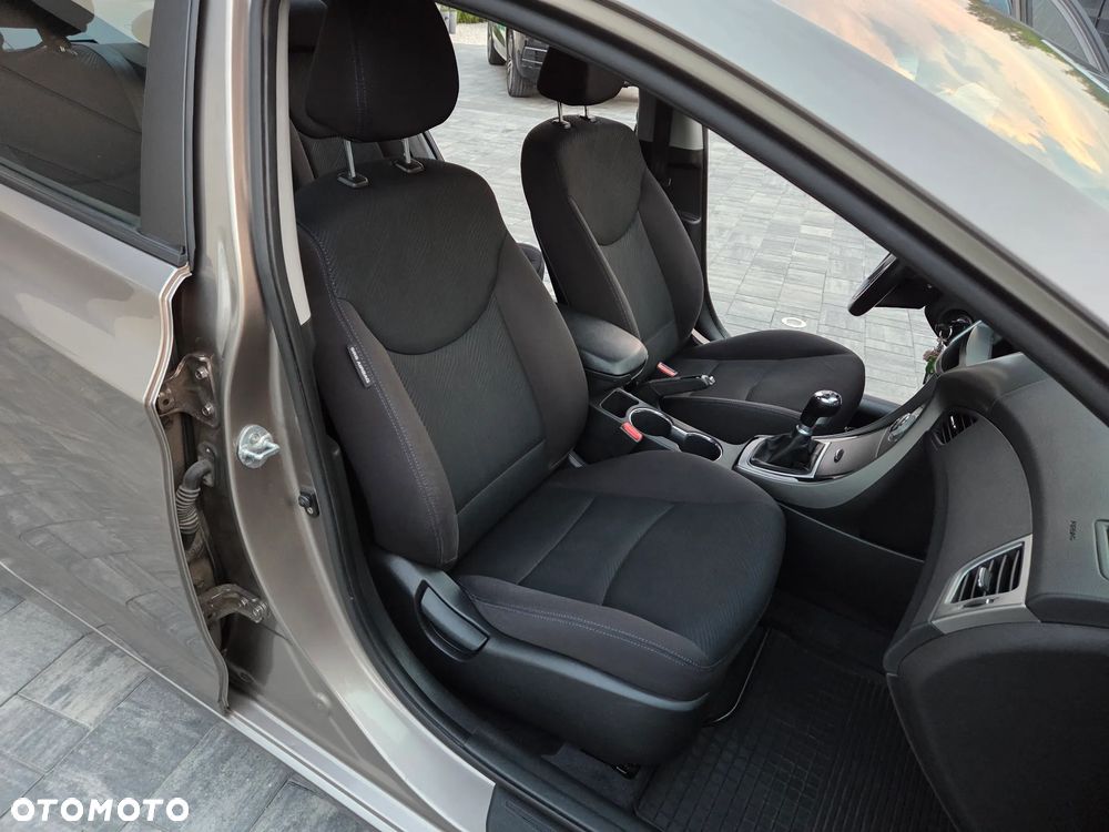 Hyundai Elantra 1.6 Comfort - 24