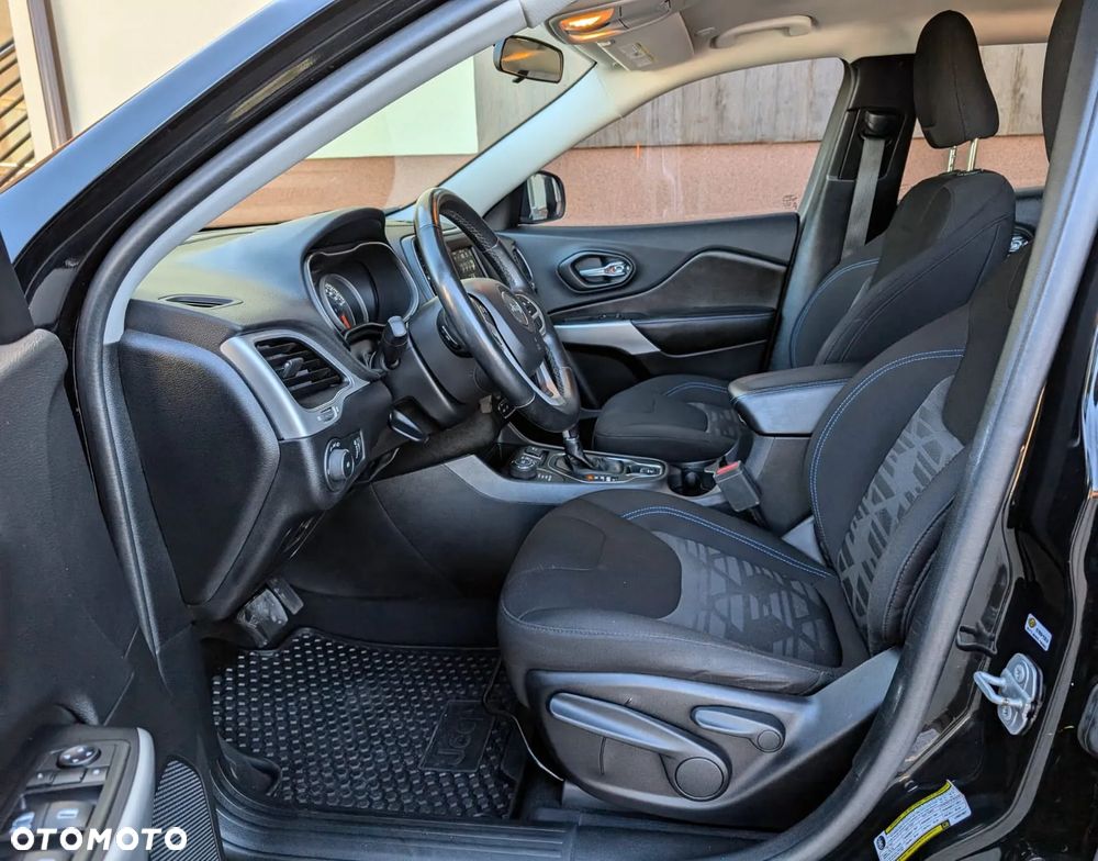 Jeep Cherokee - 24