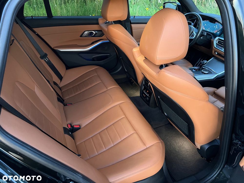 BMW Seria 3 330i xDrive M Sport - 23