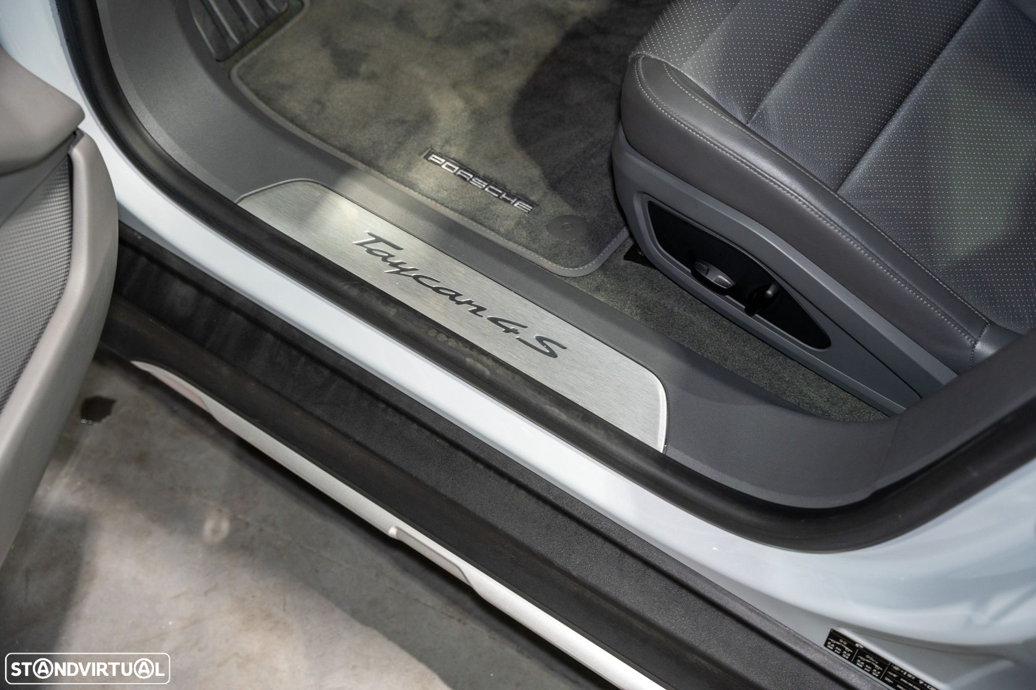 Porsche Taycan Cross Turismo 4S - 41