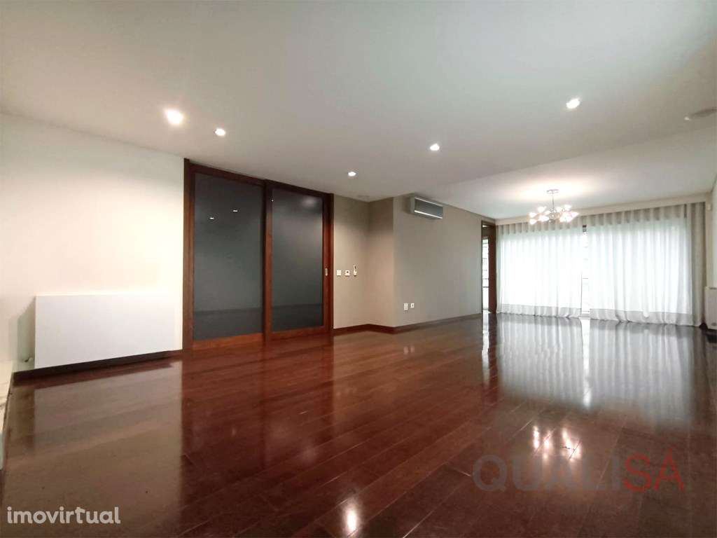 Apartamento T4 com varandas e garagem para duas viaturas localizado... - Grande imagem: 3/60