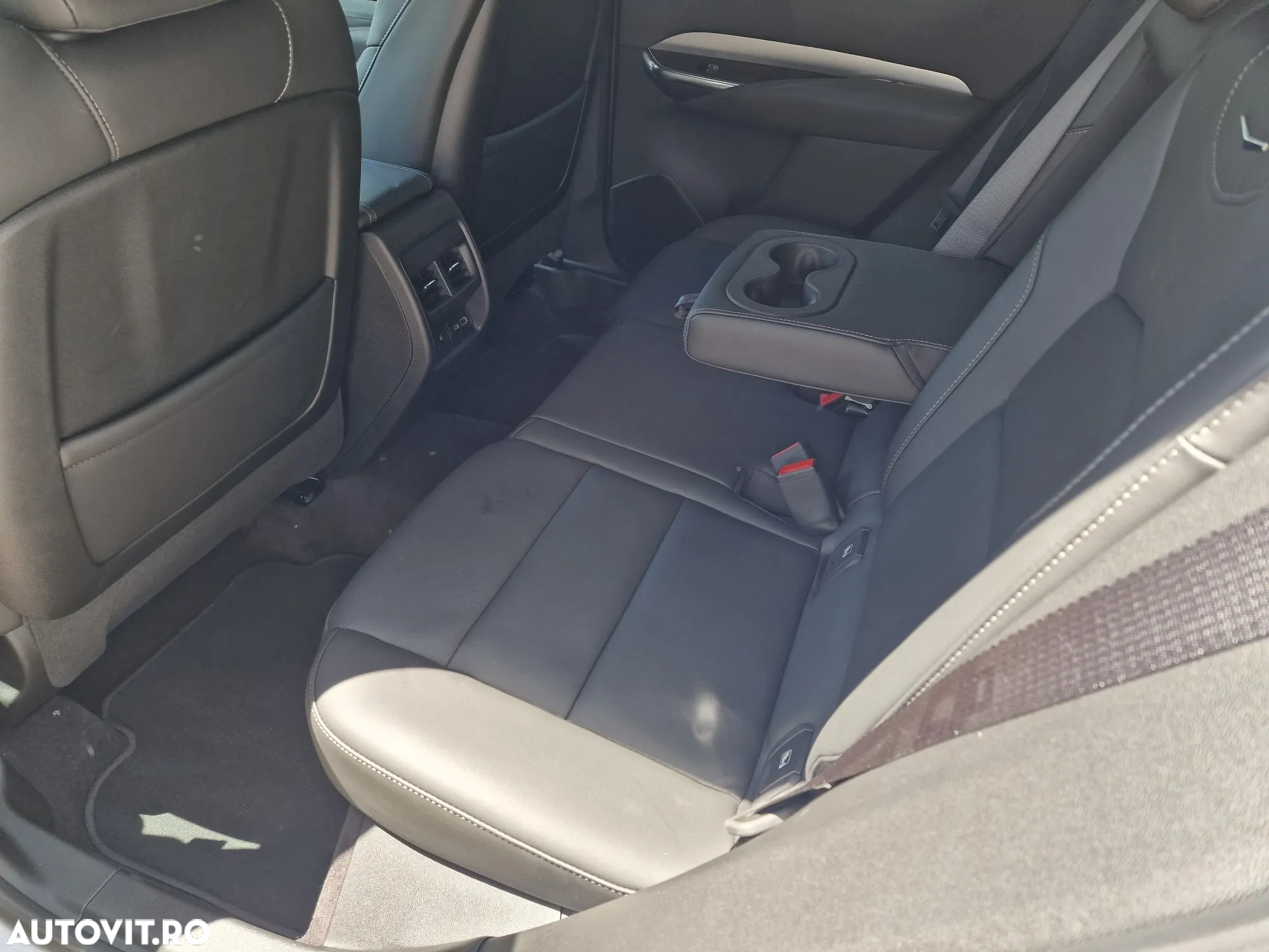 Cadillac XT4 350T AWD Premium Luxury - 9