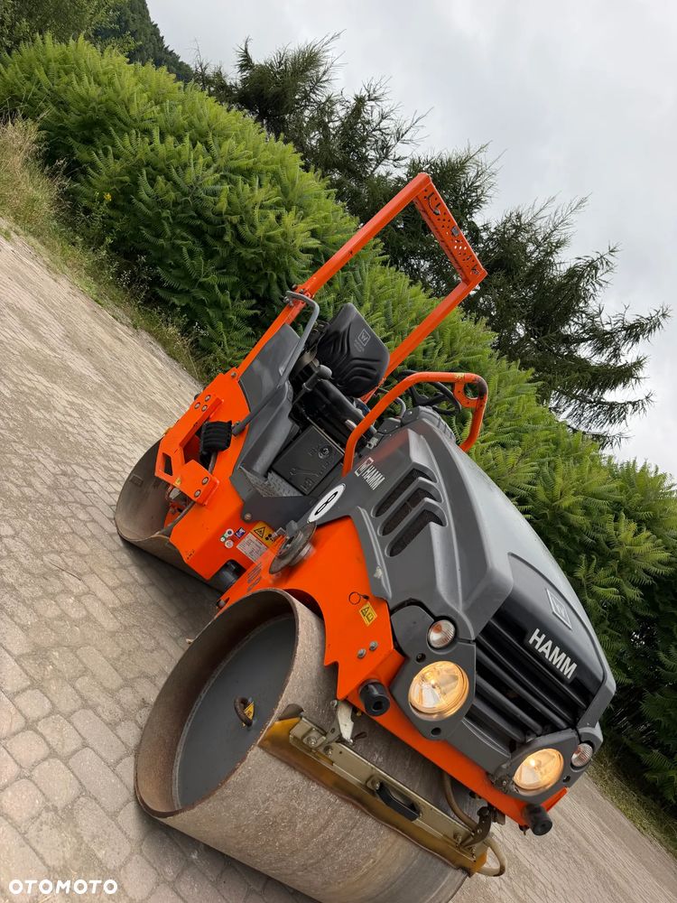 Hamm HD 8VV  Walec Terenowo Drogowy do Asfaltu z OBCINAKIEM BOCZNYM Hydraulicznym! 2 tony. Import Norwegia 2017 rok. 624 mtg. Silnik KUBOTA 3 cylindry. Maszyna nie różni się od Nowej z salonu! Serwisy w Dekra AKTUALNE 2026rok. Zero zniszczeń IGŁA !! Gotowy do długiej pracy. Po dużych serwisach eksploatacyjnych w Norwegii. Walec pochodzi z urzędu Komunalnego w Norwegii od pierwszego właściciela. Jego historia od nowości to lekkie inwestycje miejskie! Jedyna taka okazja! Bardzo mały walec a moc Potężna! Ani deka luzów i wycieków. OKAZJA. Zraszacze na dwa bębny. Ubijanie na dwa lub jeden bęben. Siła ubijania regulowana! - 30