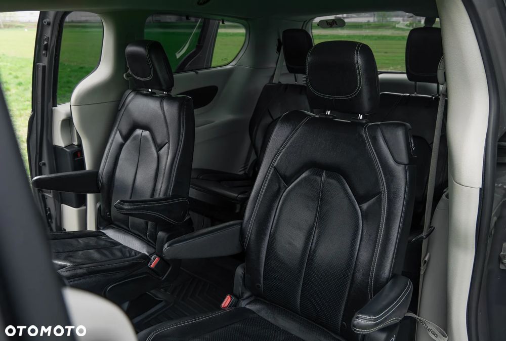 Chrysler Pacifica - 17