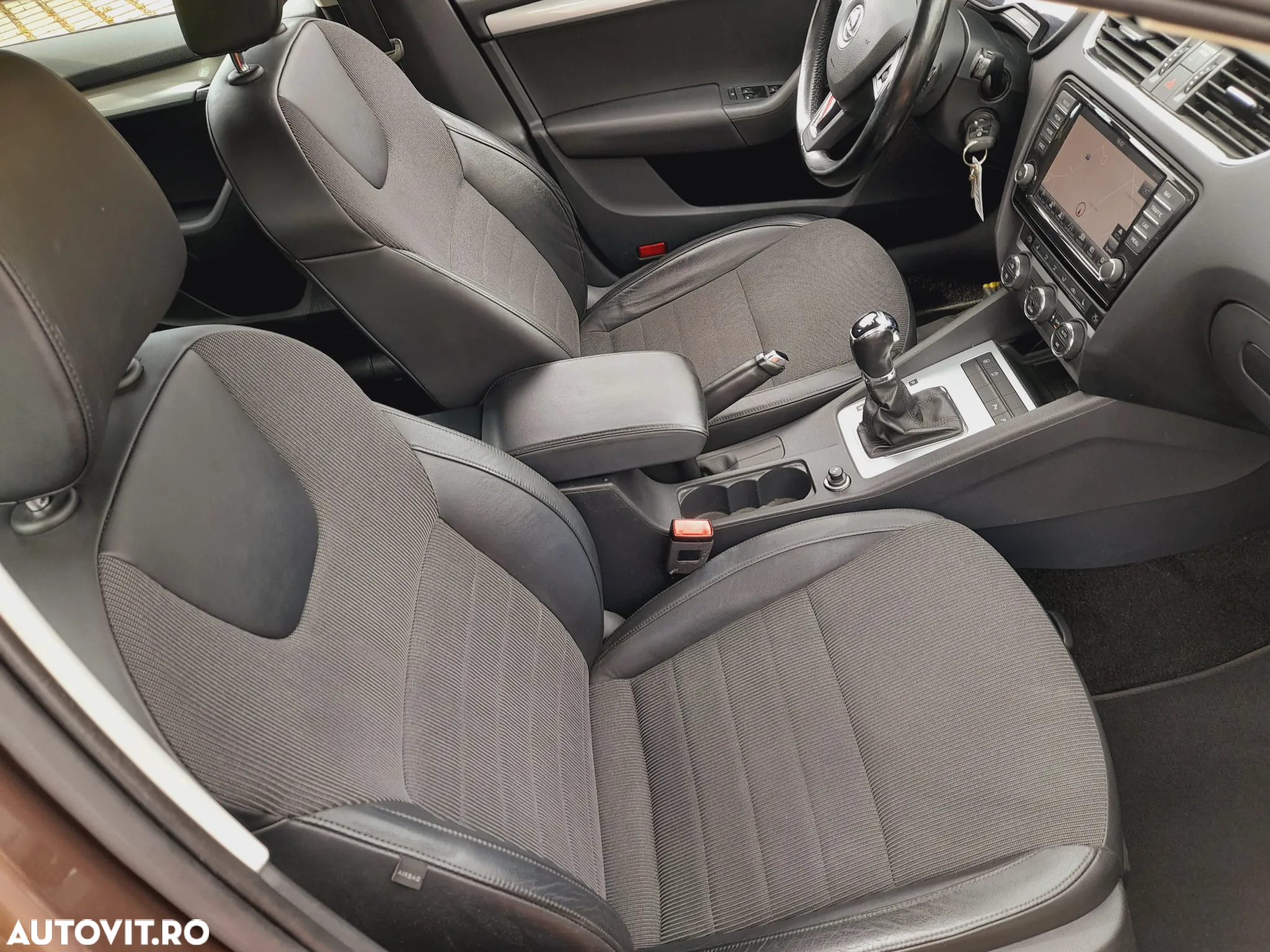 Skoda Octavia Combi 2.0 TDI DSG Premium Edition - 10