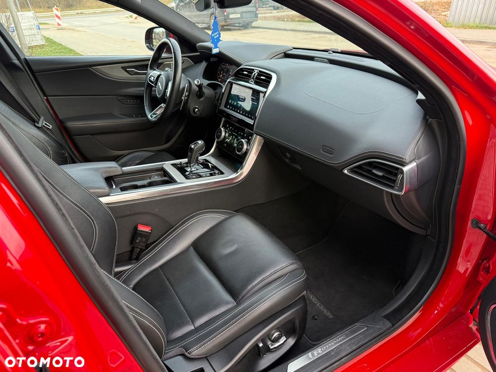 Jaguar XE 2.0 D180 R-Dynamic SE - 14