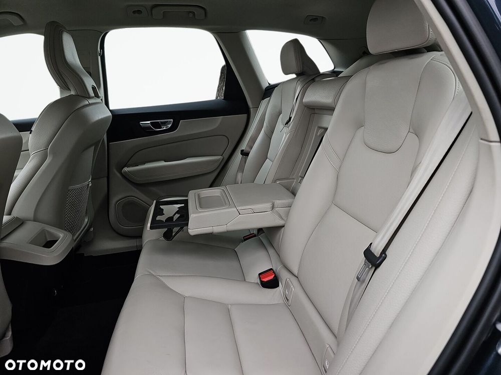 Volvo XC 60 B4 D AWD Momentum Pro - 27