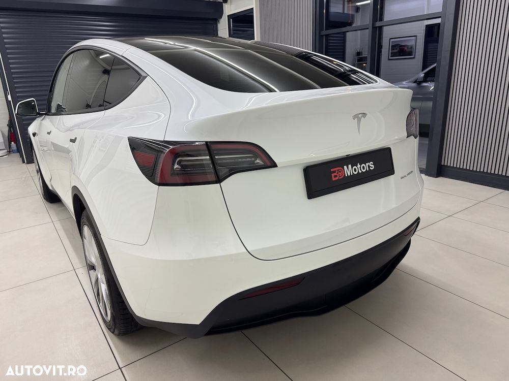 Tesla Model Y - 10