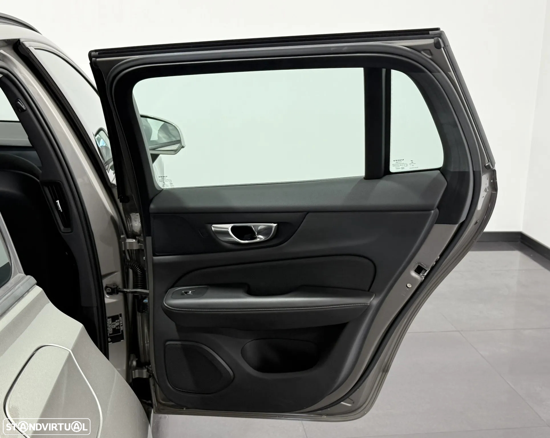 Volvo V60 2.0 B4 Momentum Geartronic - 44