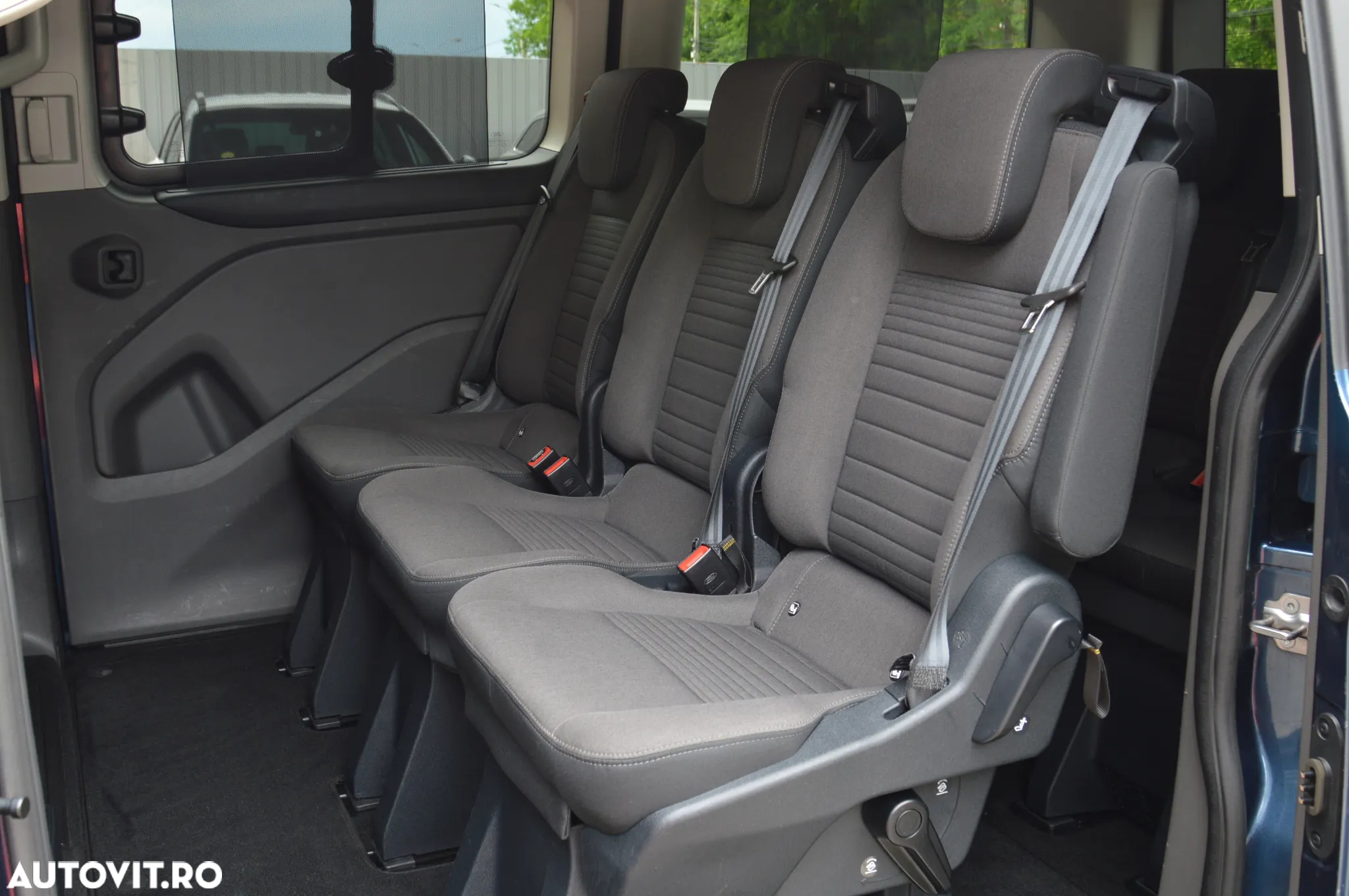 Ford Tourneo Custom Bus 320 2.0 EcoBlue 130 CP L1H1 Titanium - 10
