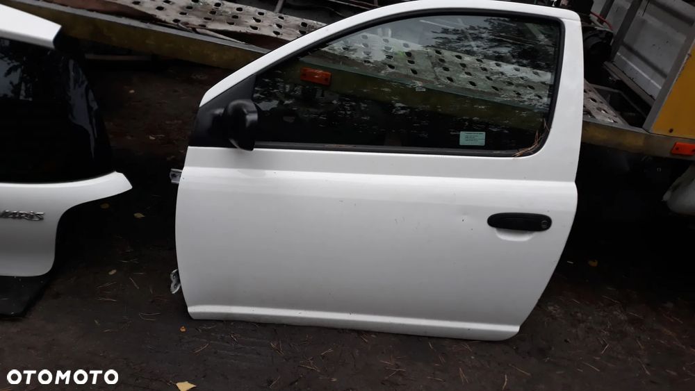 Toyota Yaris 1  3D Drzwi , klapa tył lakier 068 - 3