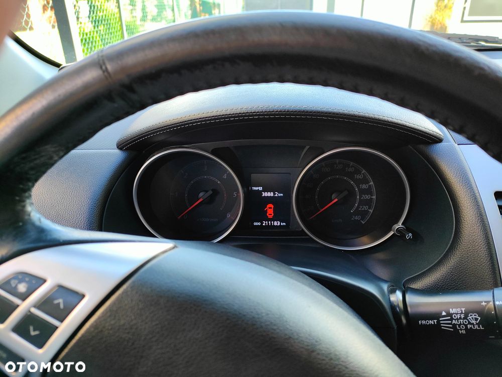 Mitsubishi Outlander - 9