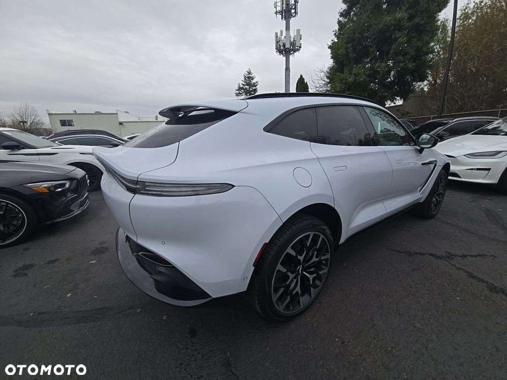 Aston Martin DBX - 10