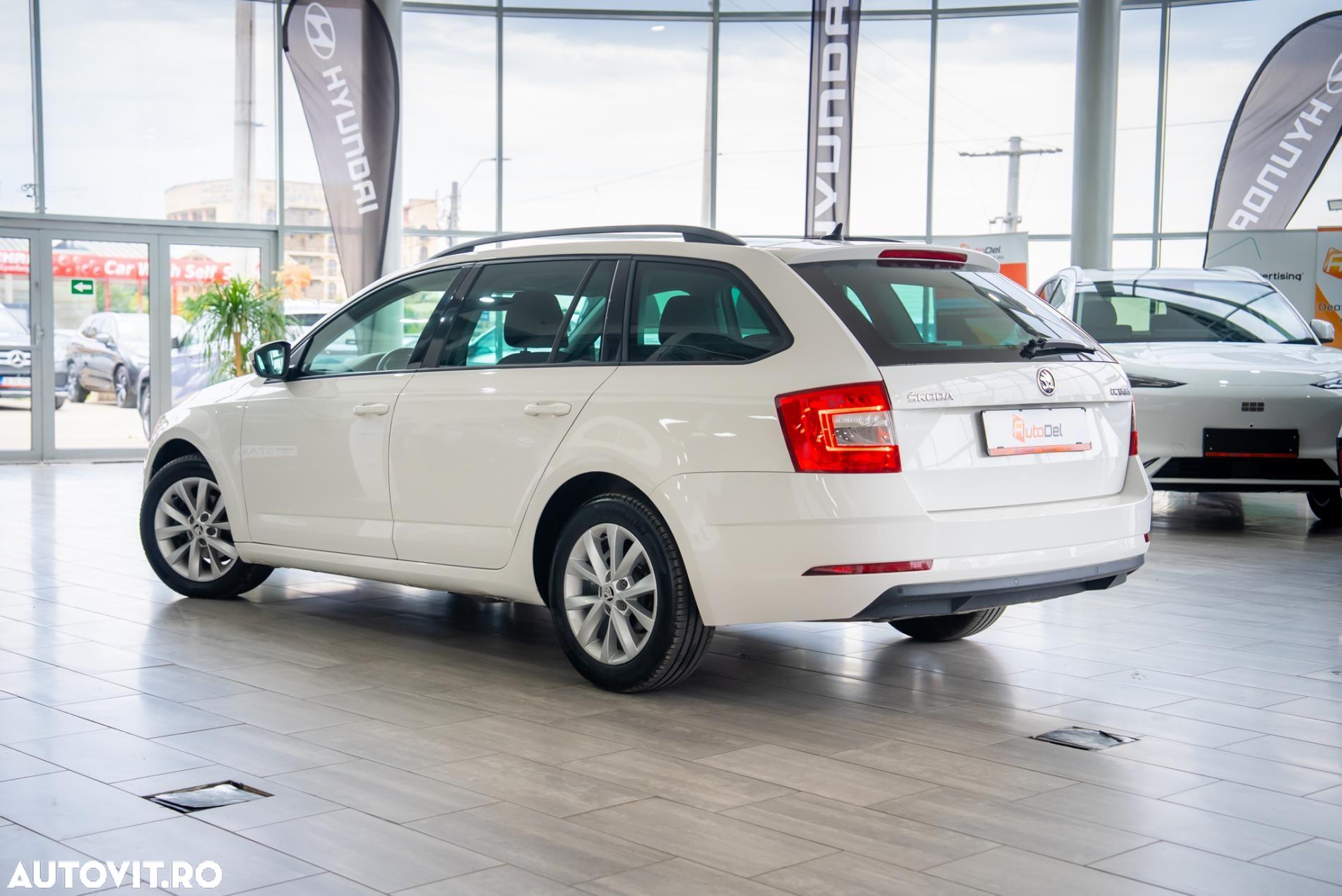 Skoda Octavia Combi 1.6 TDI DSG Clever - 3