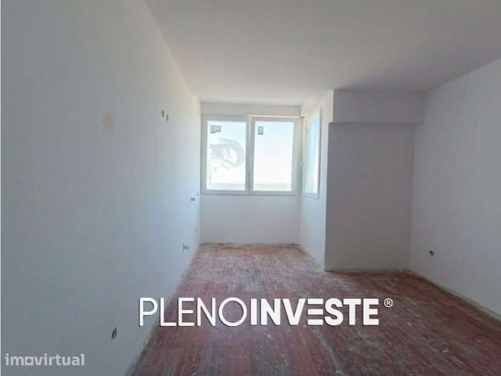 T2 Totalmente Remodelado com vista Rio no Pragal - Grande imagem: 4/22