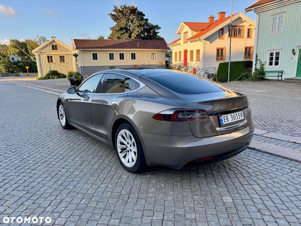 Tesla Model S - 4
