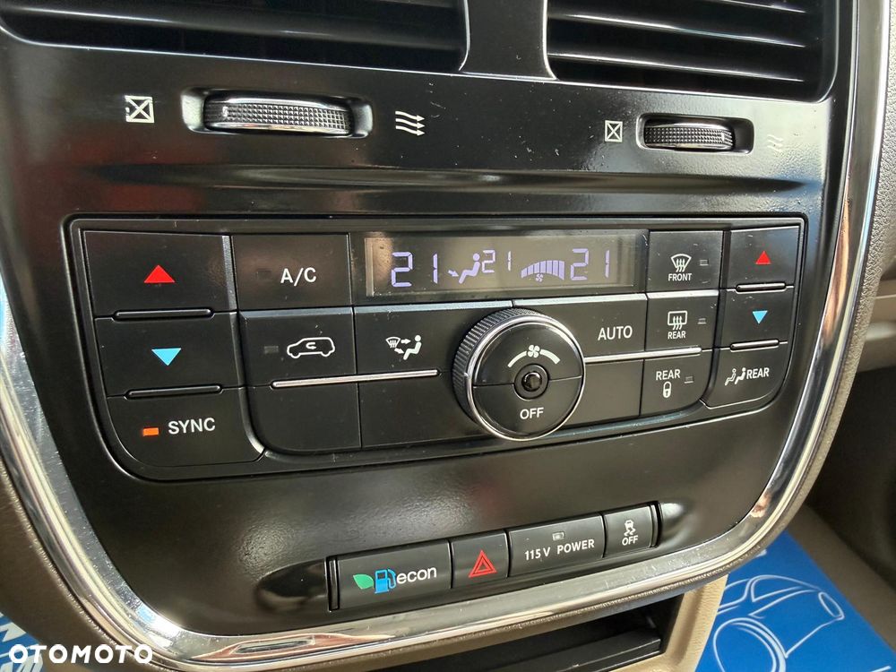 Chrysler Town & Country 3.6 Limited - 33