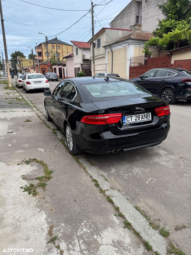 Jaguar XE 2.0 Pure - 8