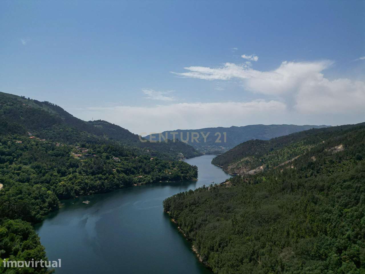 Duas Propriedades Únicas no Gerês com Acesso Direto ao Rio e Ancoradou - Grande imagem: 2/48