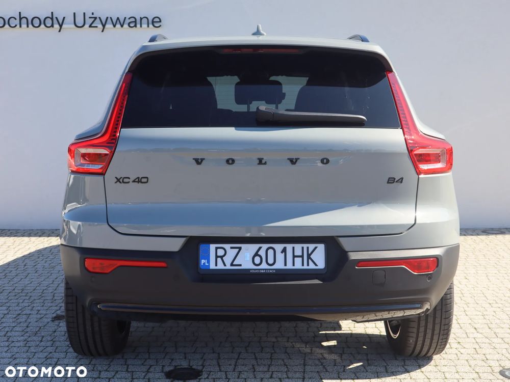 Volvo XC 40 B4 Plus Black Edition - 4