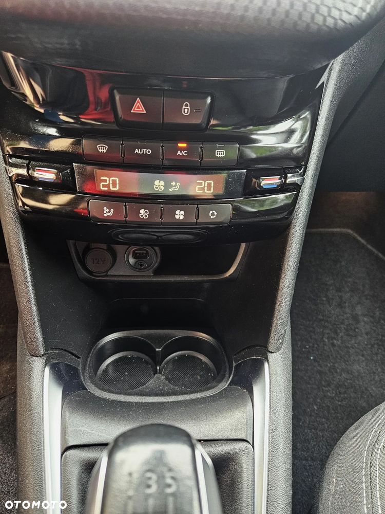 Peugeot 208 - 15