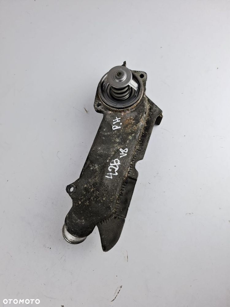 Obudowa Termostatu 3.7 4.2 Audi VW 077121121D - 3