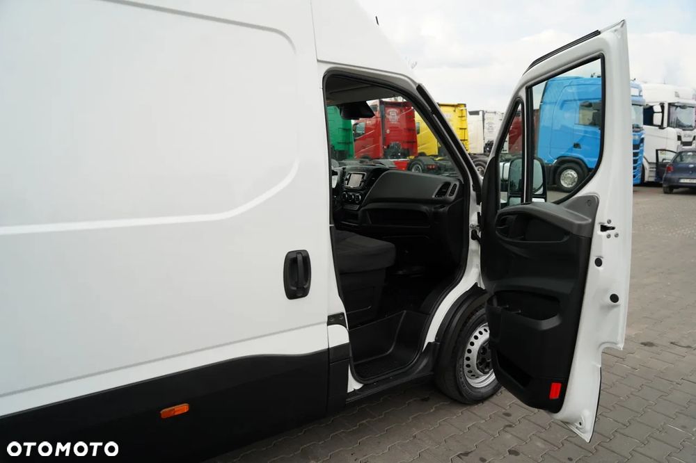 Iveco DAILY 35-180 / BLASZAK  4,7 m / FURGON / HI-MATIC / SPROWADZONY - 36