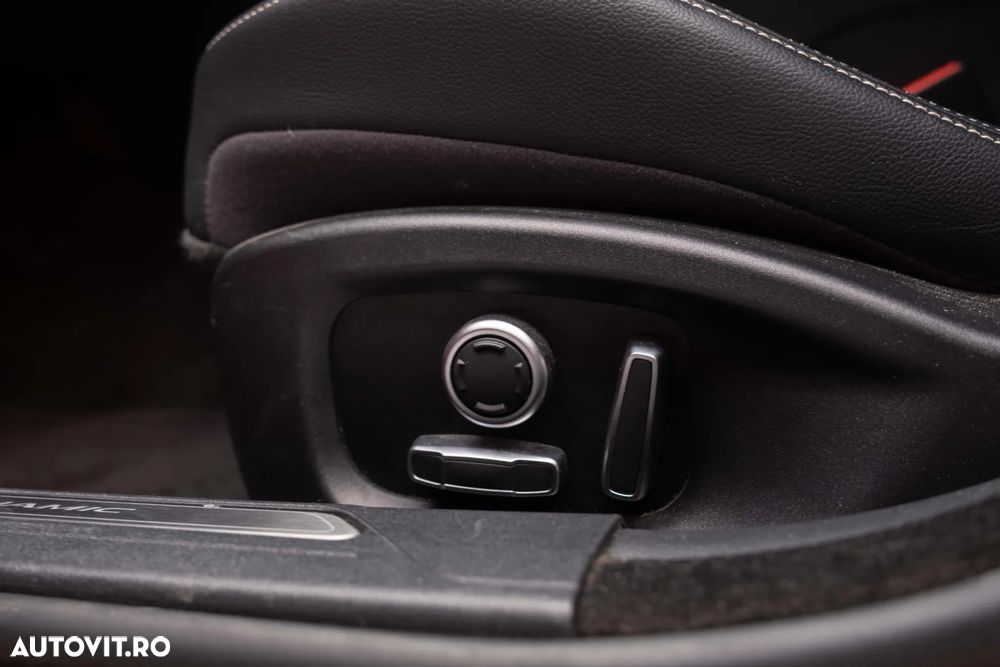Jaguar XE 2.0 AWD Portfolio - 27