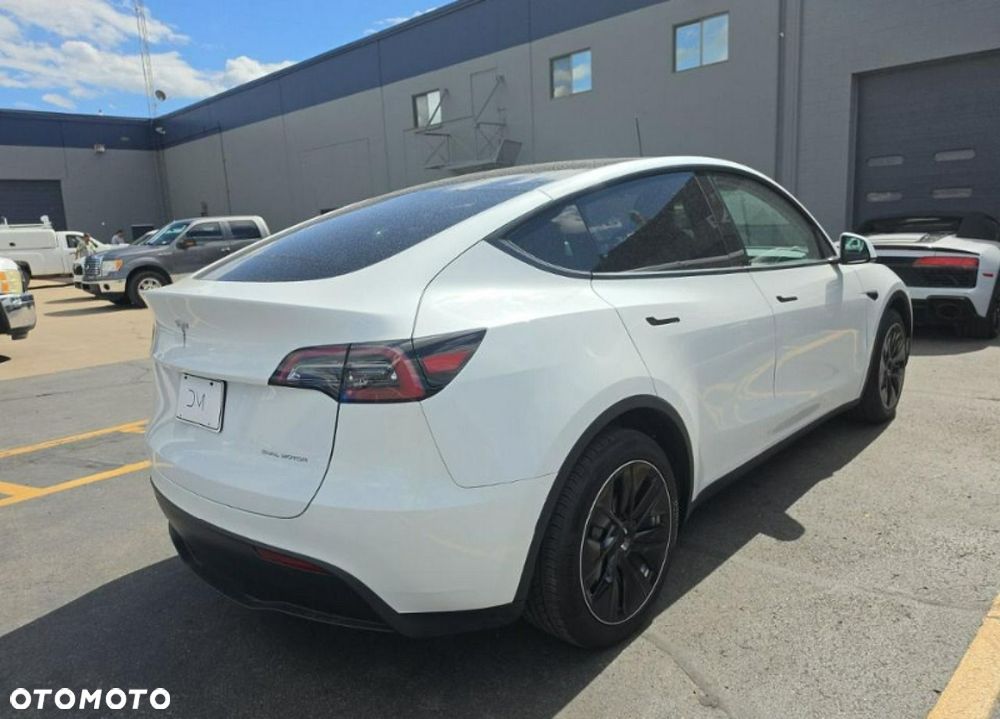 Tesla Model Y 2023 photo 4