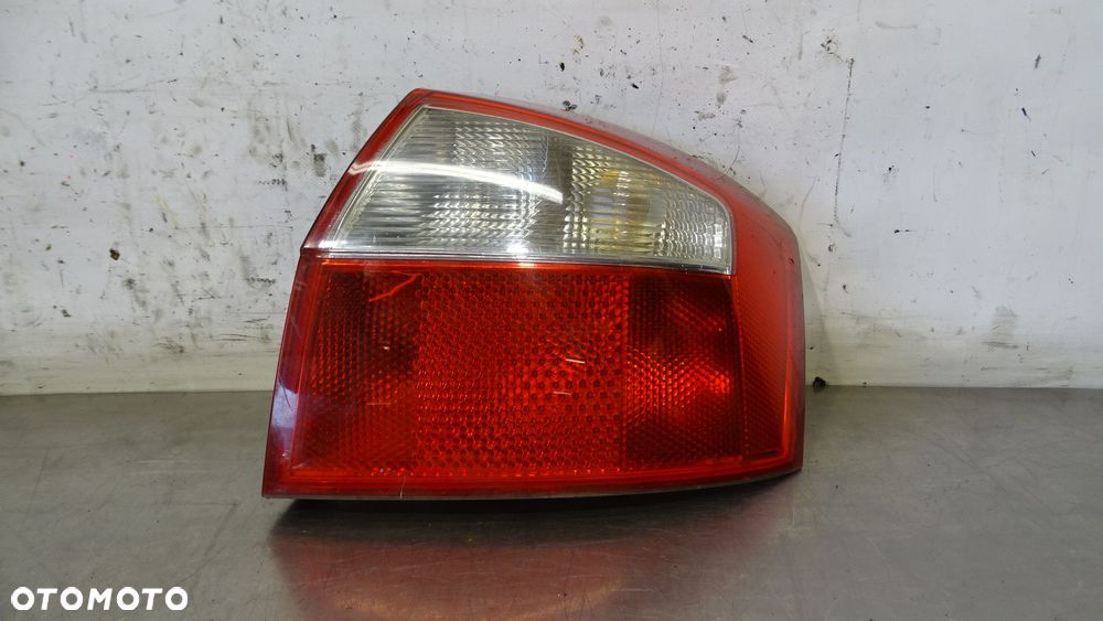 LAMPA PRAWA TYLNA AUDI A4 B6 2.0 - 1
